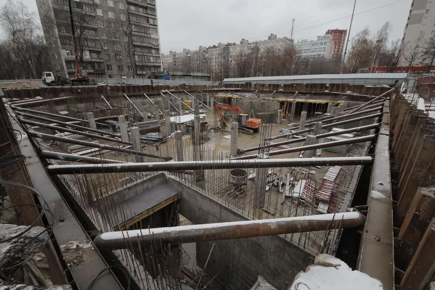 Устройство шпунтового ограждения из шпунта Ларсена методом вибропогружения на объекте строительства административного здания в г. Кирове, ул. Байкальская, 42.